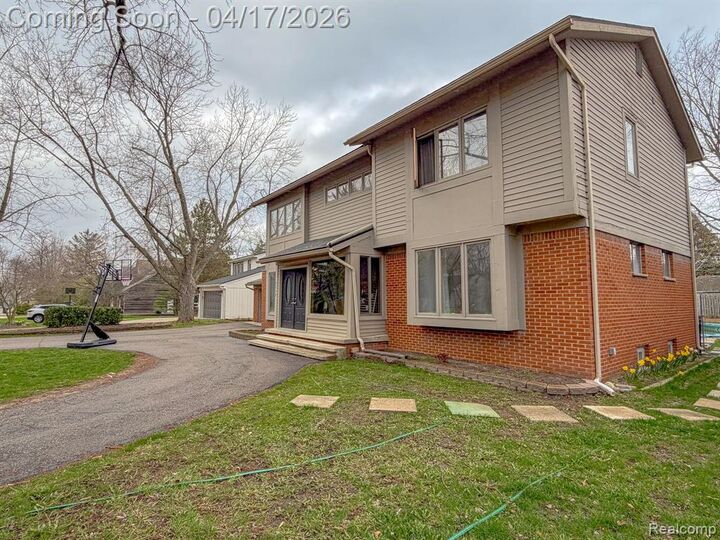 Property Photo:  2110 Langham Drive  MI 48323 3842 