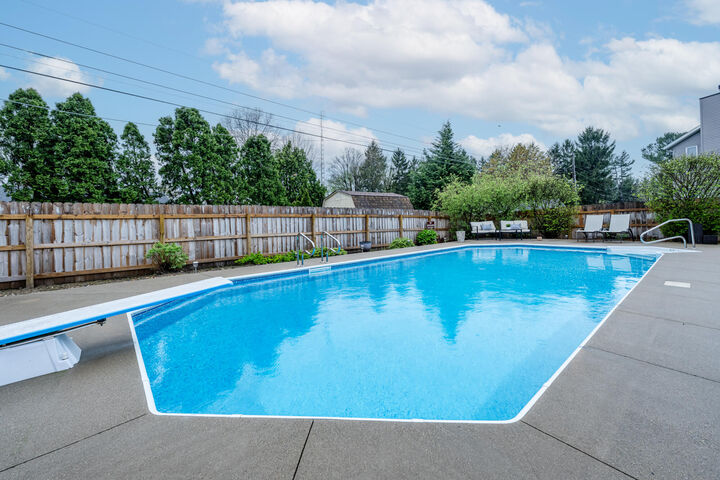 Property Photo:  1460 Country Knoll Place  MI 49085 