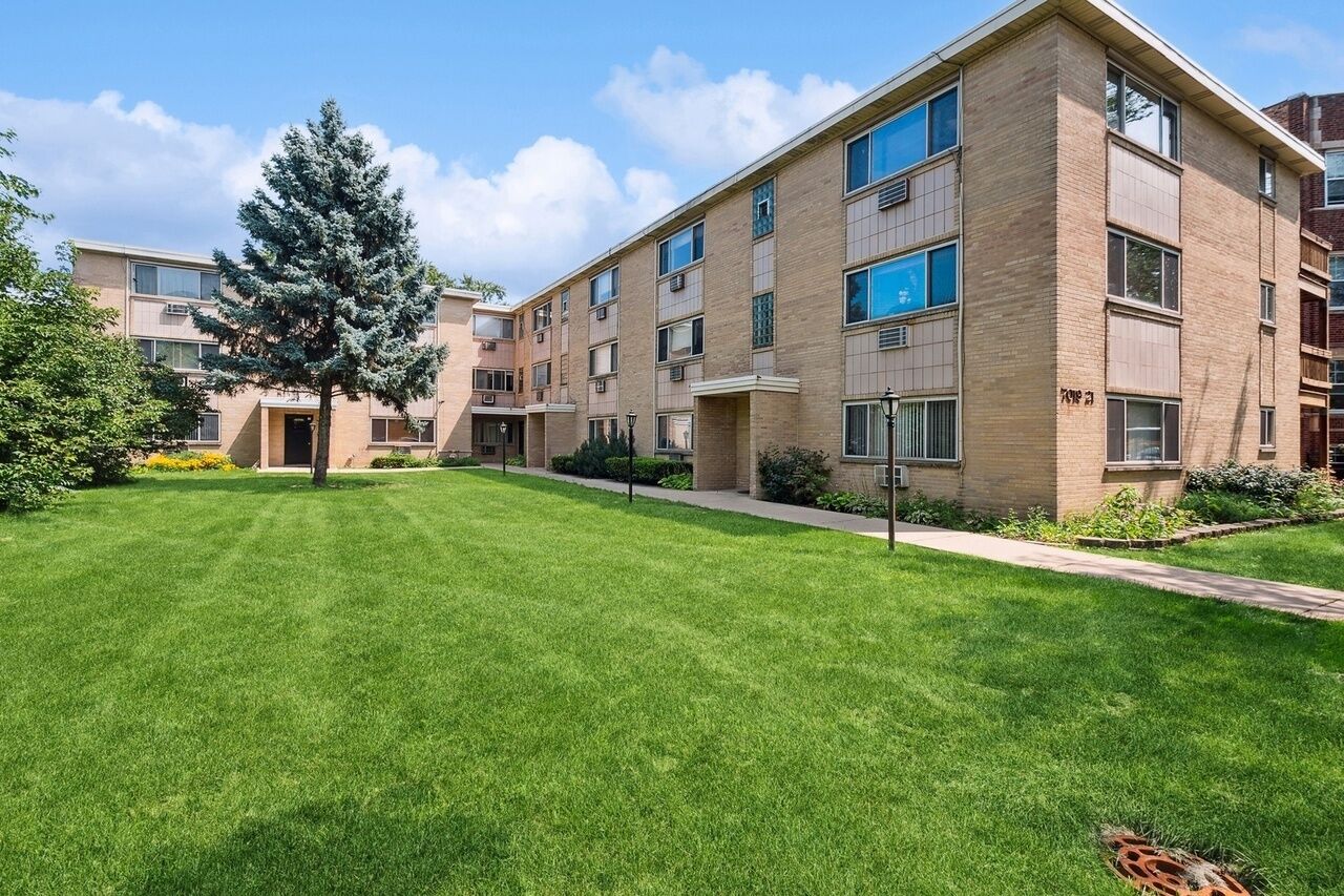 Property Photo: 7019 N Ridge Boulevard 3B IL 60645