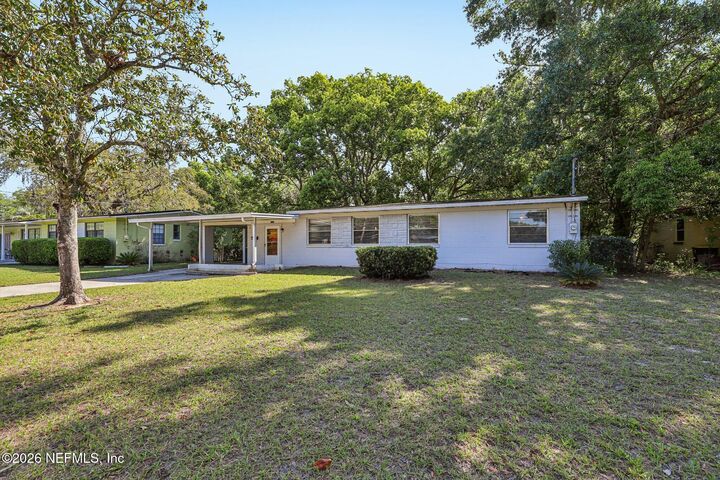 Property Photo: 3827 Colebrooke Drive FL 32210