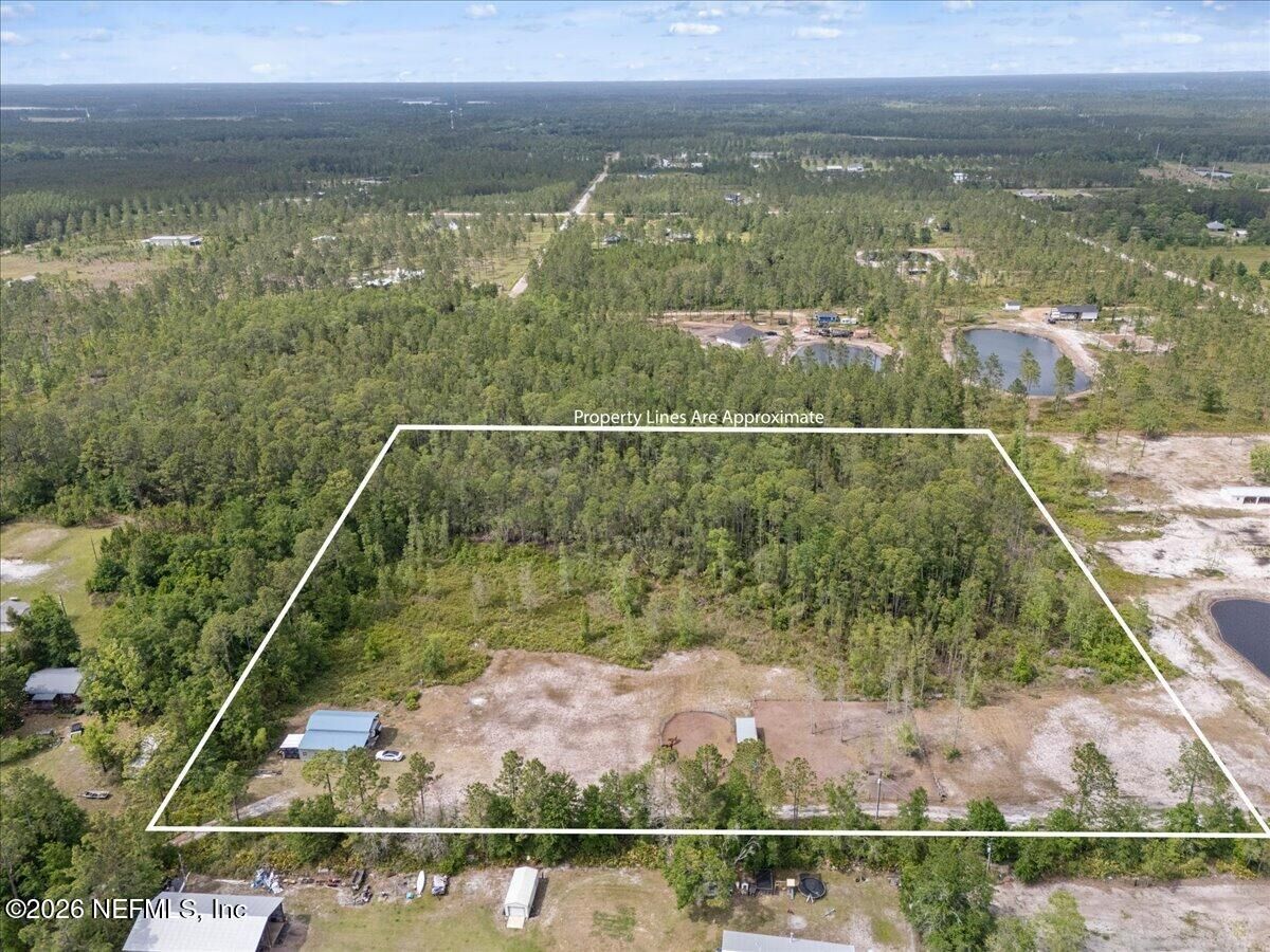 Property Photo: 33517 Meadows Lane FL 32011