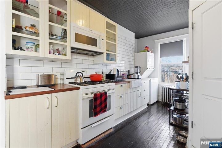 Property Photo:  33 Thorne Street 4  NJ 07307 