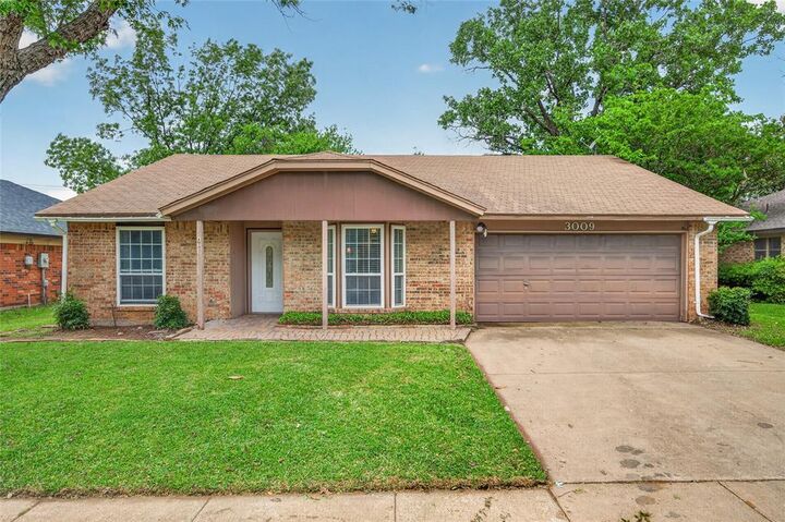 Property Photo:  3009 Richwood Circle  TX 76021 