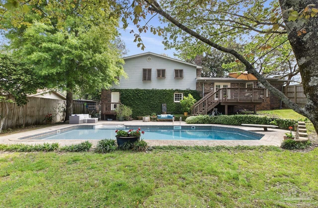 Property Photo:  505 Bear Dr  FL 32561 