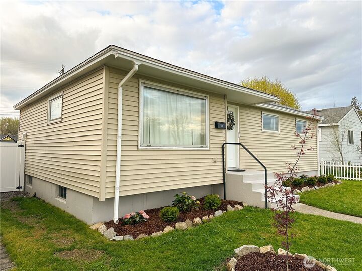 Property Photo:  611 E Joseph Avenue  WA 99208 
