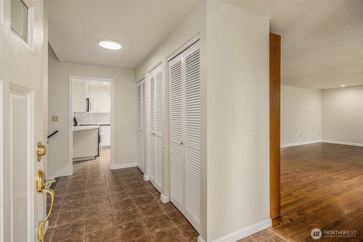 Property Photo:  2711  101st Place NE  WA 98004 