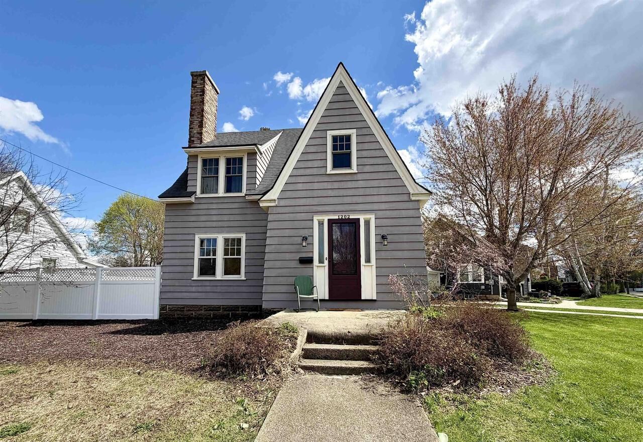 Property Photo:  1202 East Court Street  WI 53545 