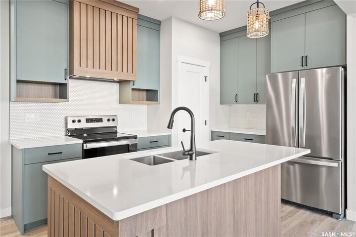 Property Photo: 427 Yuel Crescent SK S7W 1N5