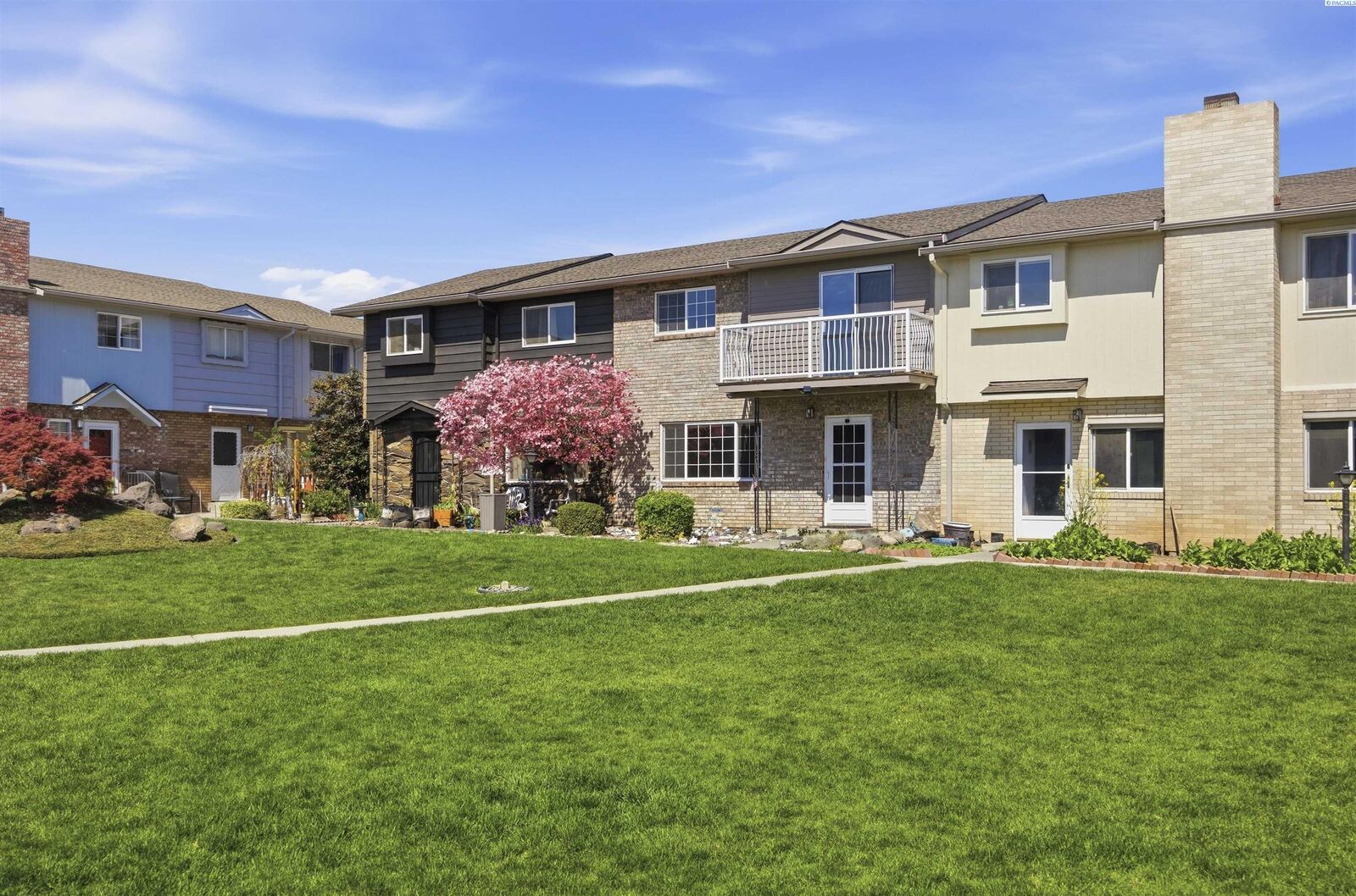 Property Photo:  100 N 56th Ave #19  WA 98908 