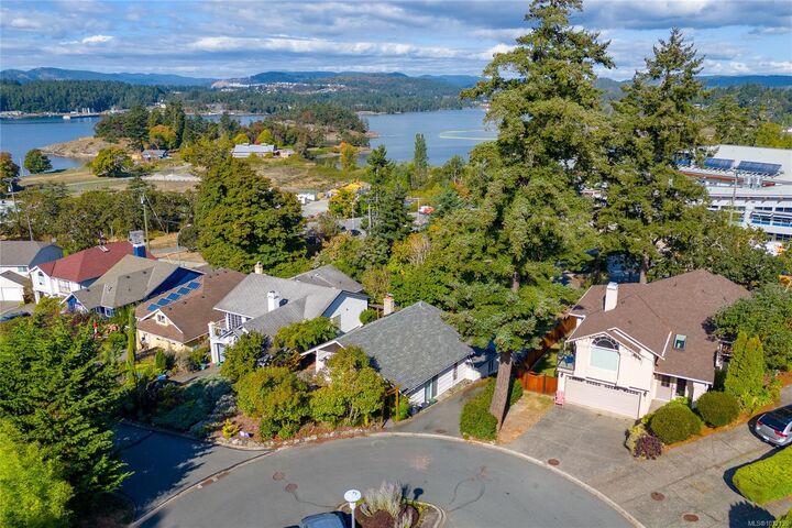 715 Luscombe Pl — photo 1