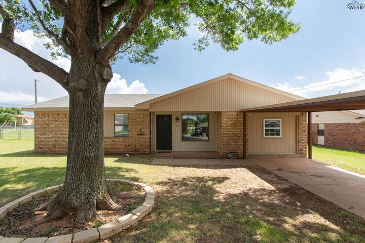 Property Photo:  406 W Mesquite Street  TX 76351 
