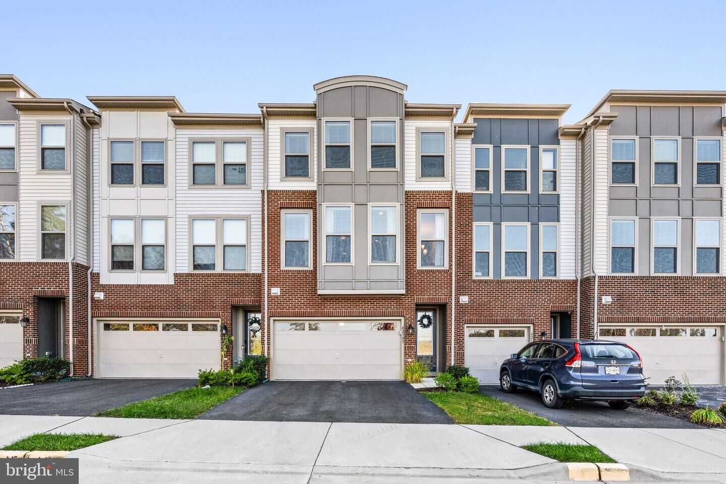 Property Photo: 42385 Dogwood Glen Square VA 20166