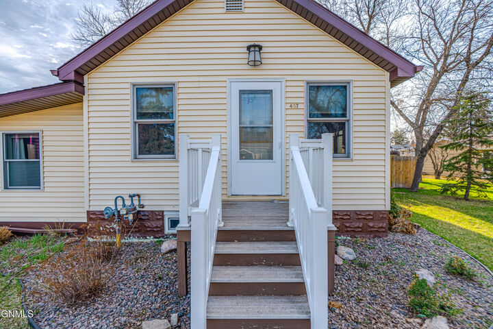 Property Photo:  407 6th N  ND 58563 