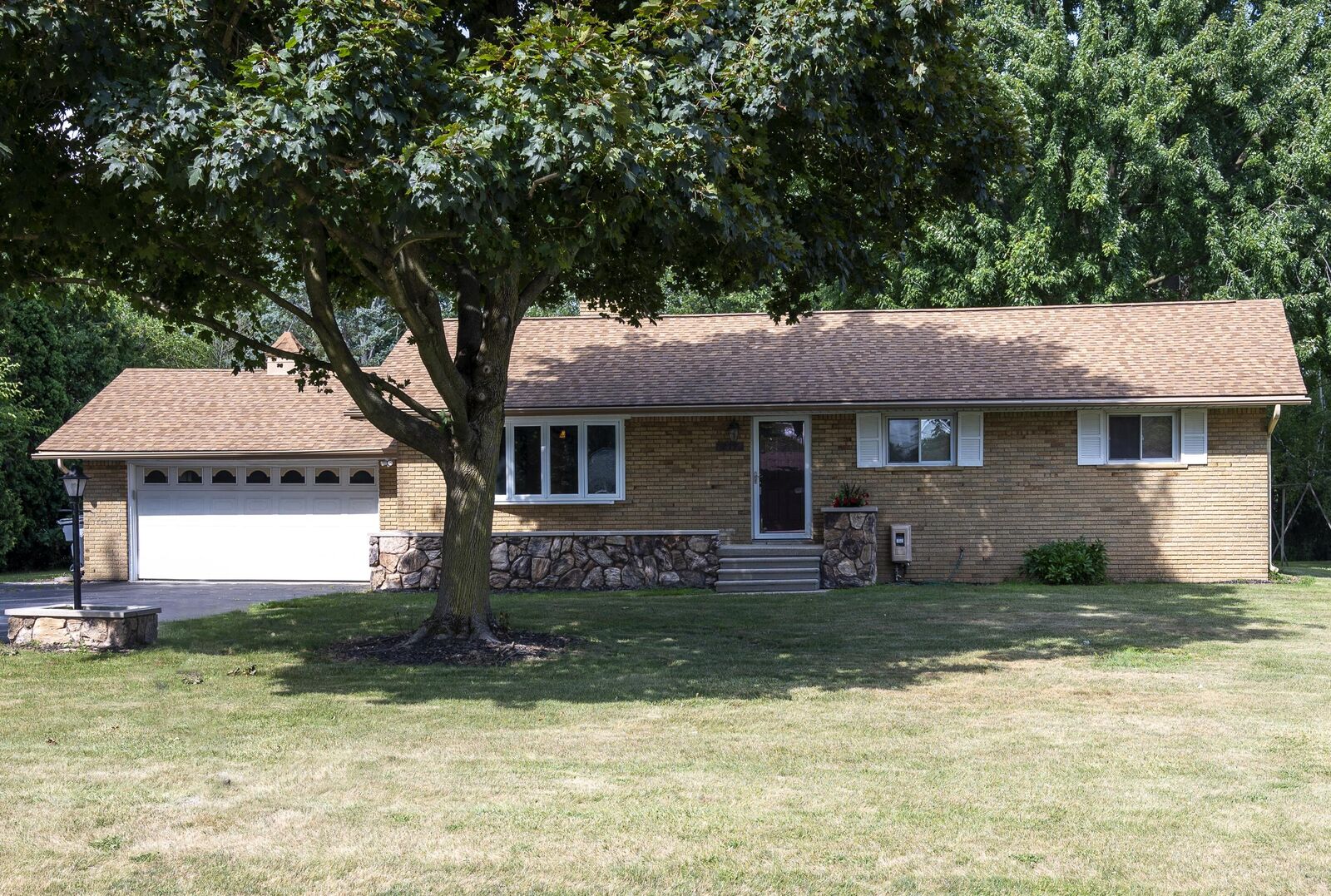 Property Photo:  219 Ottawa Drive  MI 48085 
