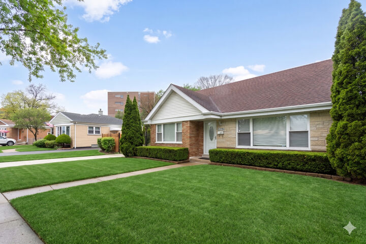 Property Photo:  11226 Mandel Avenue  IL 60154 