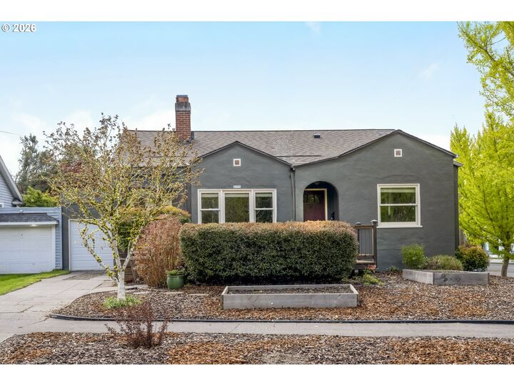 Property Photo:  2105 SE 51st Ave  OR 97215 