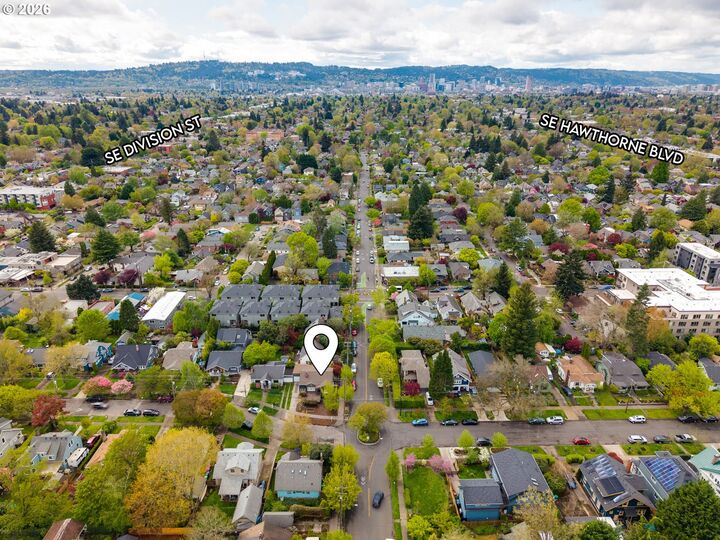 Property Photo:  2105 SE 51st Ave  OR 97215 