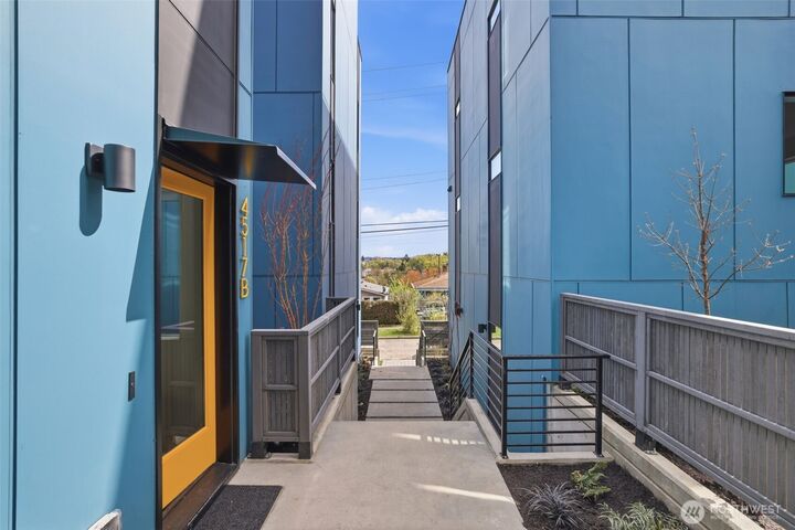 Property Photo:  4517 E  35th Avenue S  WA 98118 