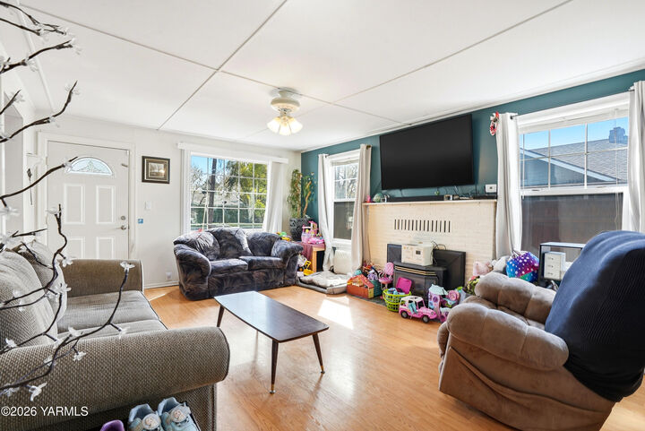 Property Photo:  211 E Second St  WA 98937 