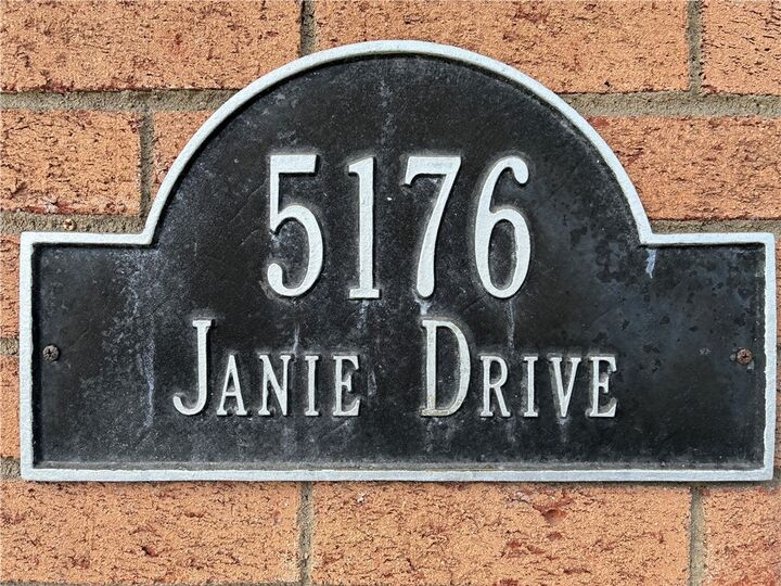 Property Photo: 5176 Janie Dr PA 15227