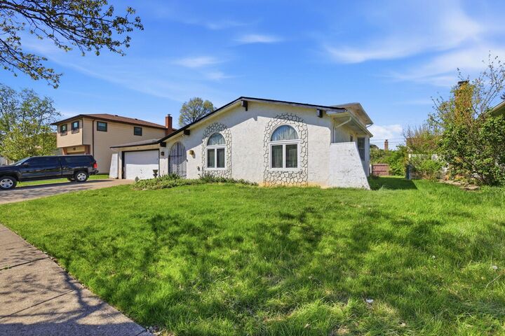 Property Photo:  2212 Blackoak Avenue  OH 43229 