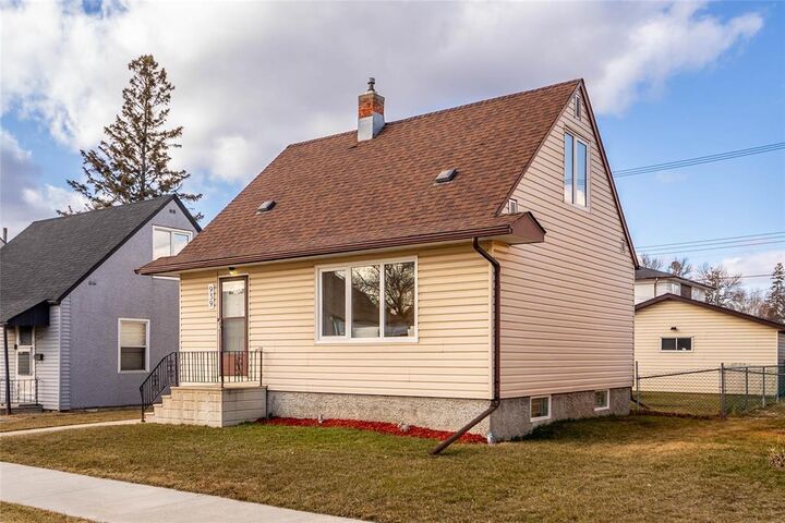 Property Photo:  939 McCalman Avenue  MB R2L 1H2 
