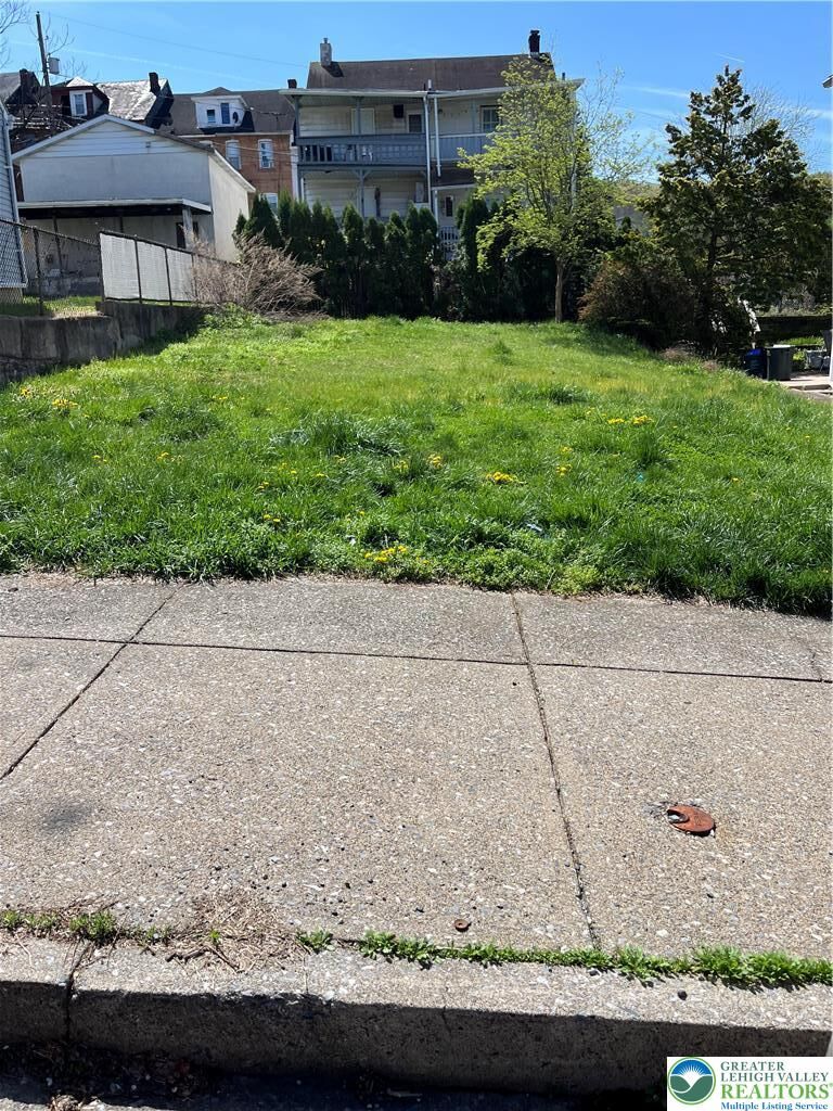 Property Photo:  914 E 6th E  PA 18015 