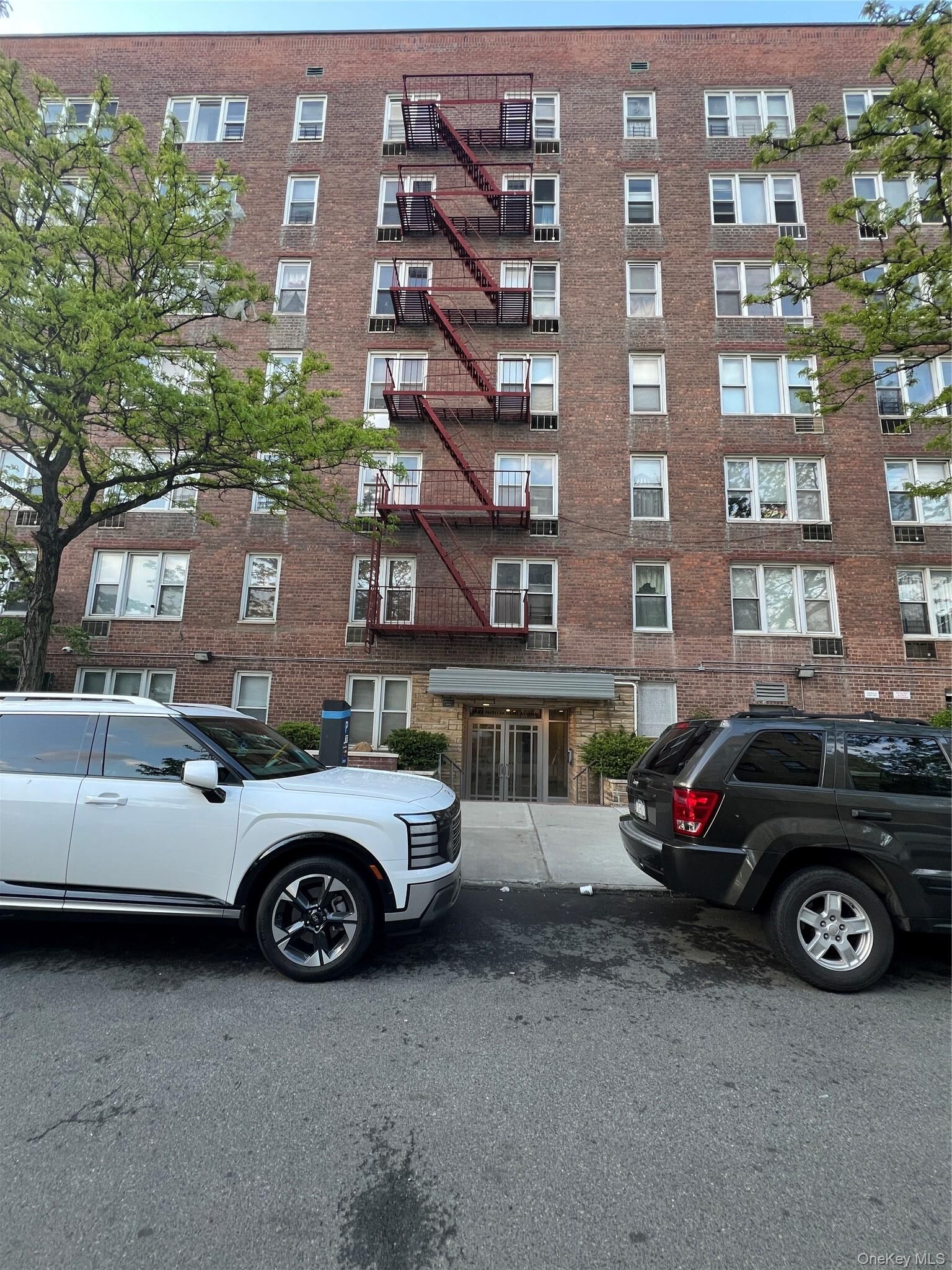 Property Photo:  1332 Metropolitan Avenue 3G  NY 10462 