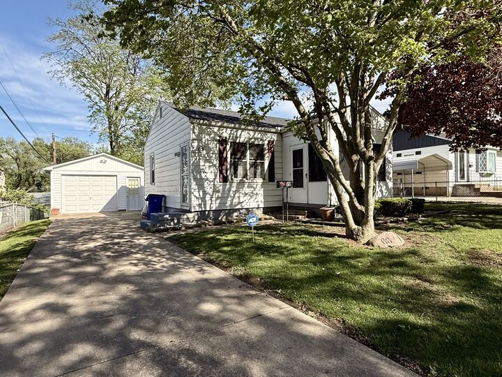 Property Photo:  68 Maple Court  IL 62526 