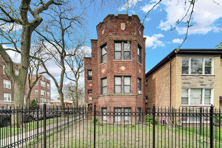 Property Photo:  5000 N Ridgeway Avenue  IL 60625 
