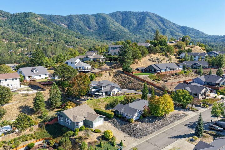 Property Photo:  2315 Robertson Crest  OR 97527 