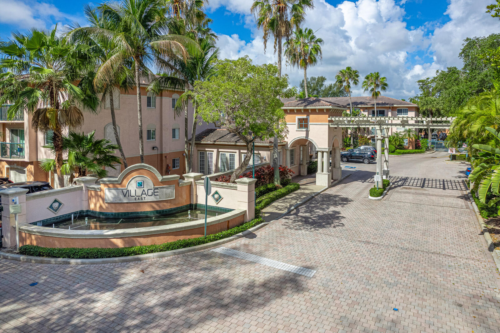 Property Photo:  2009 SE 10th Avenue 309  FL 33316 