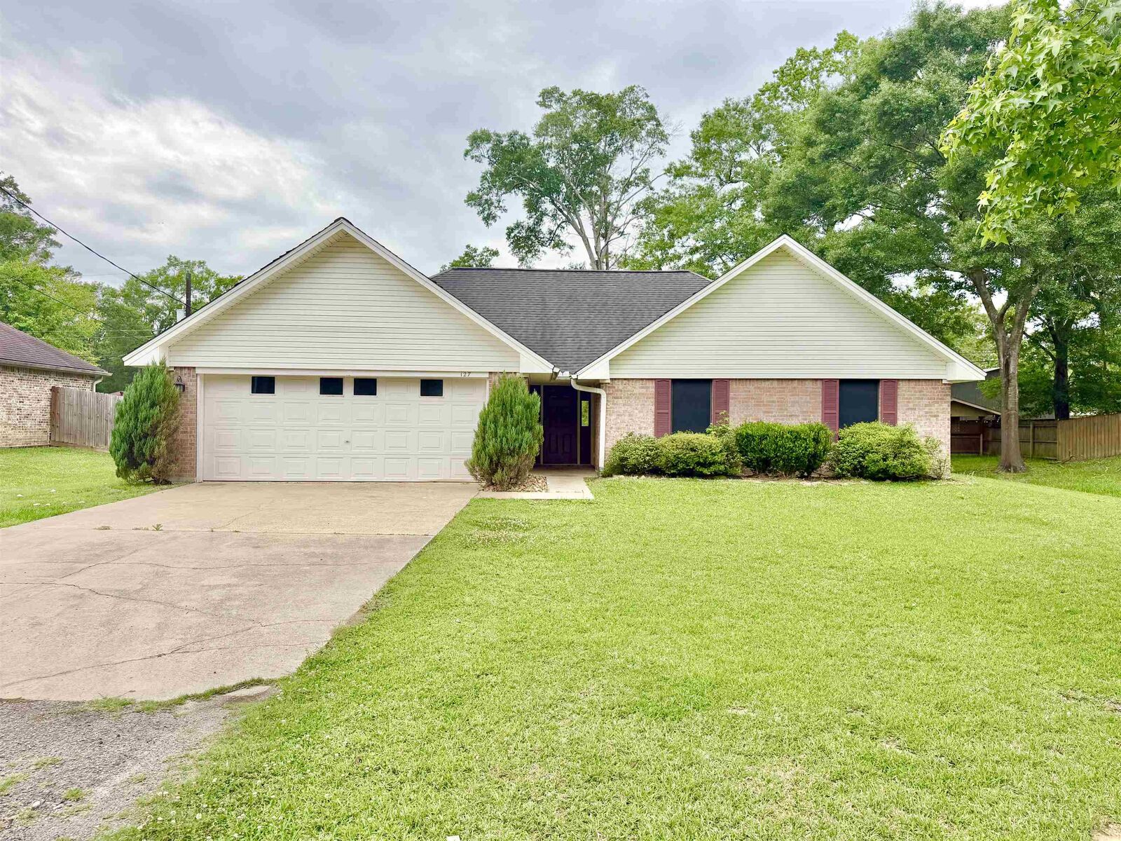 Property Photo:  127 Timbercreek  TX 77657 