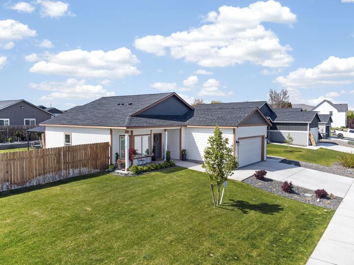 Property Photo:  1508 12th St  WA 99320 