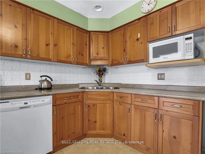 Property Photo: 185 North Centre Road 11 ON N5X 4C9