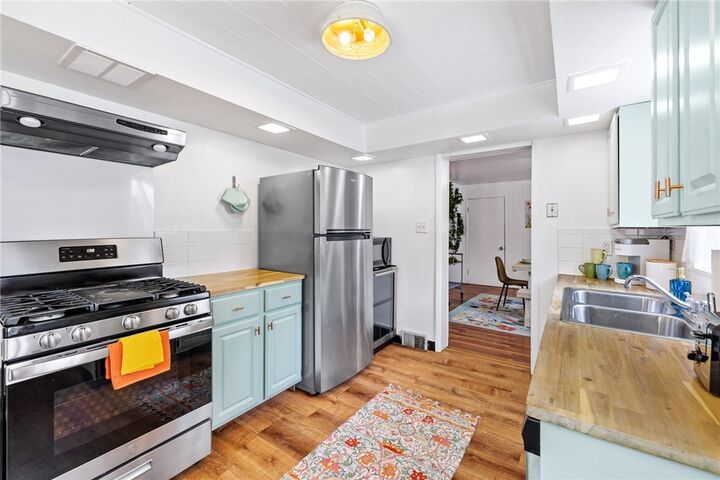 Property Photo:  1907 Fox Way  PA 15203 