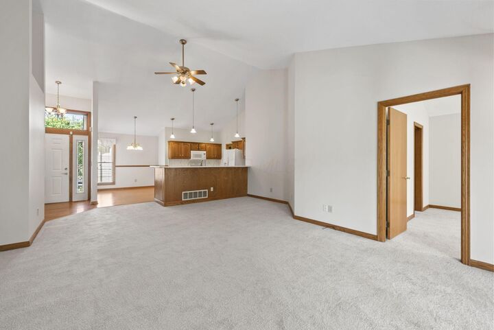 Property Photo:  2617 Vi-Lilly W Circle  OH 43123 