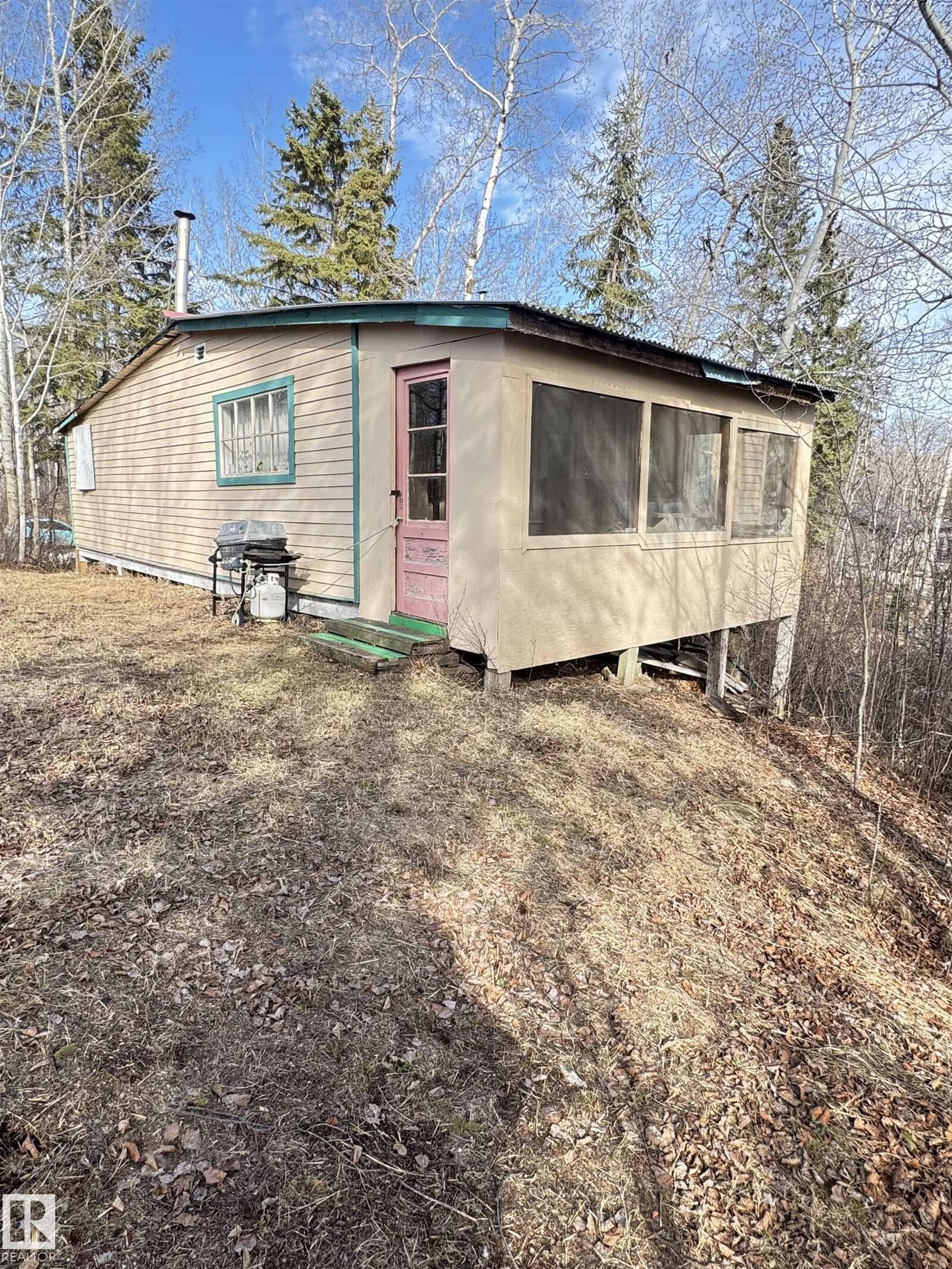Property Photo: 863 Westcove Drive AB T0E 1V0