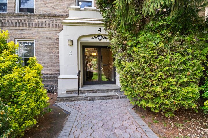 Property Photo:  472 Gramatan Avenue Bldg 4 Unit 2U  NY 10552 