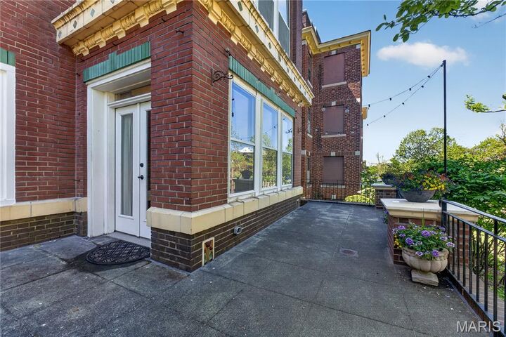 Property Photo:  5572 Waterman Boulevard 1W  MO 63112 