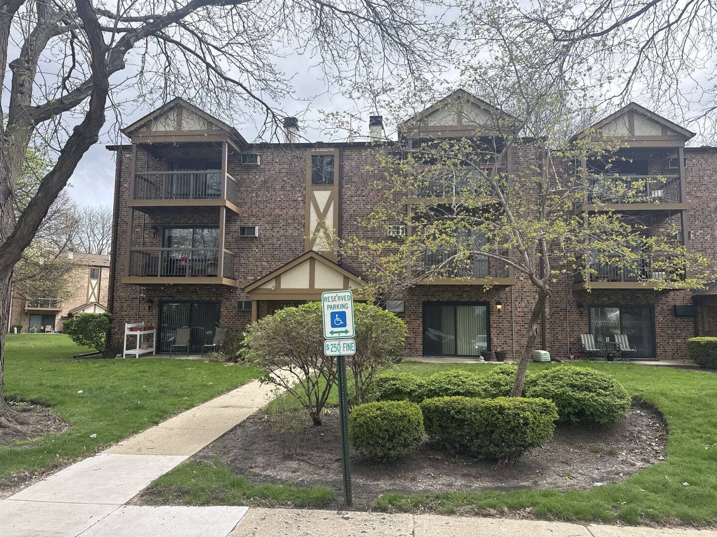Property Photo: 811 S Dwyer Avenue IL 60005