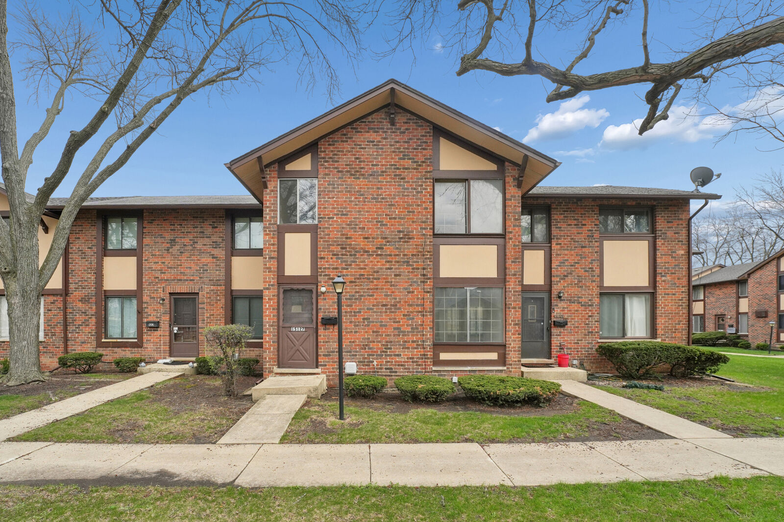 Property Photo:  1S127 Stratford Lane  IL 60181 