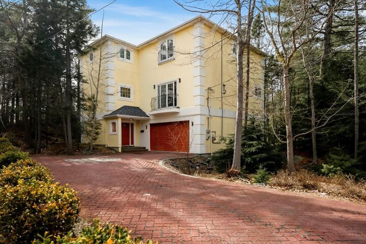 12 Falcon Place — photo 1