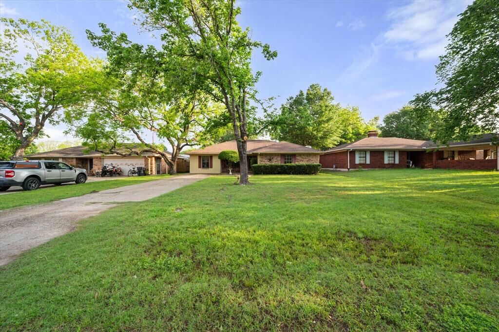 Property Photo:  200 W Garrity Street  TX 75110 