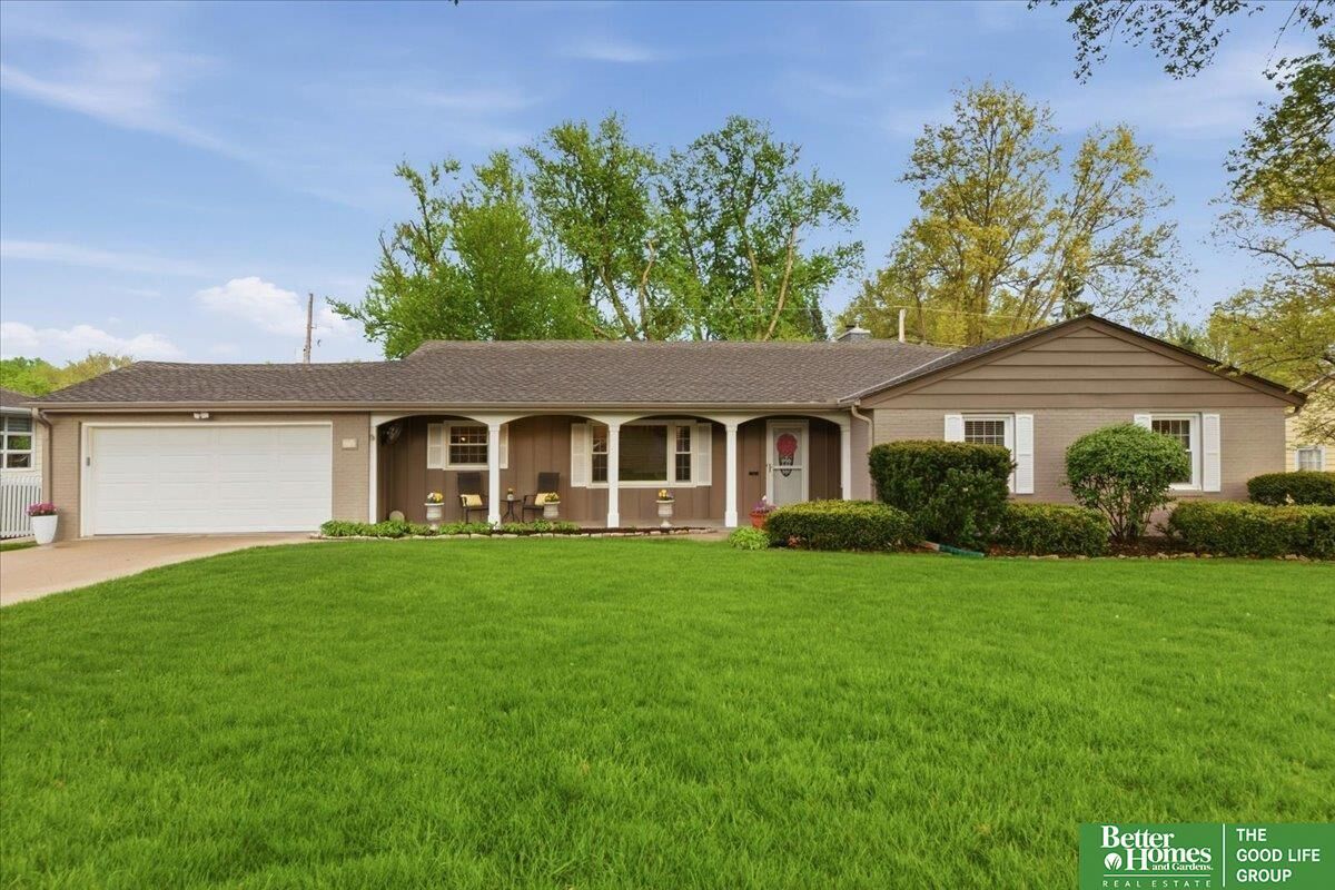 Property Photo:  707 Parkwood Lane  NE 68132 