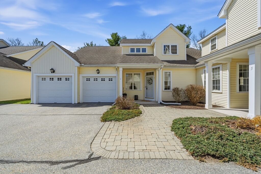 Property Photo:  4 Emerald Ct 4  MA 01876 