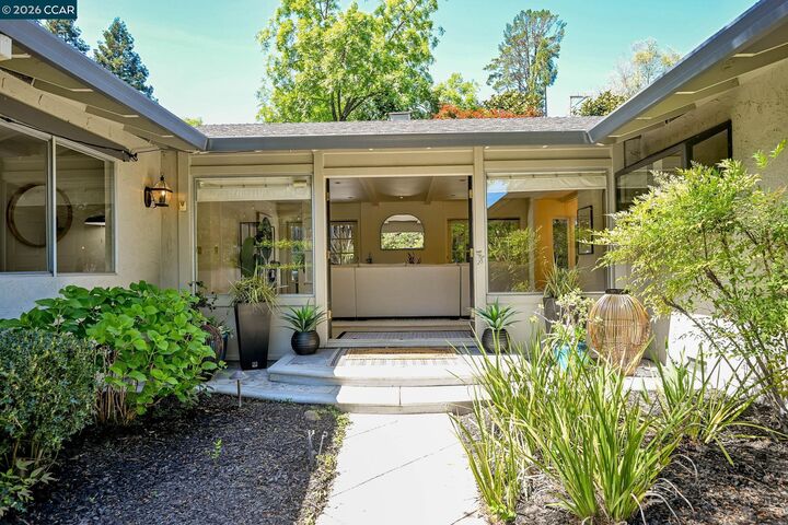 Property Photo:  4 Burnt Oak Cir  CA 94549 