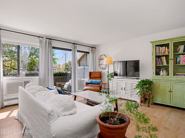 Property Photo:  1465 E Putnam Avenue 102  CT 06830 
