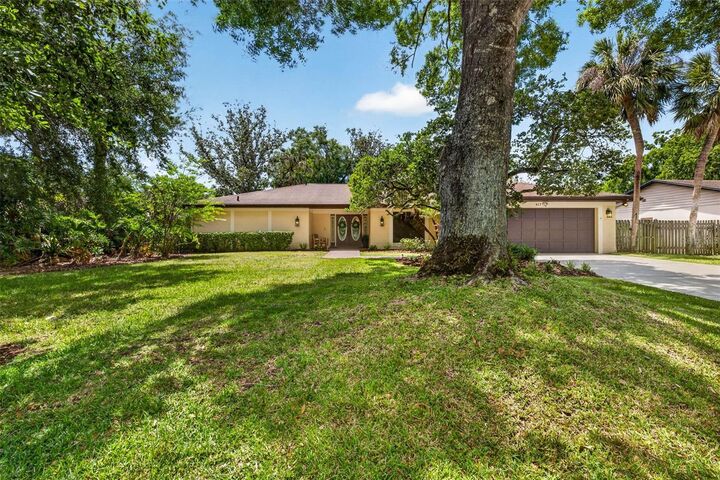 Property Photo:  817 Bannockburn Avenue  FL 33617 