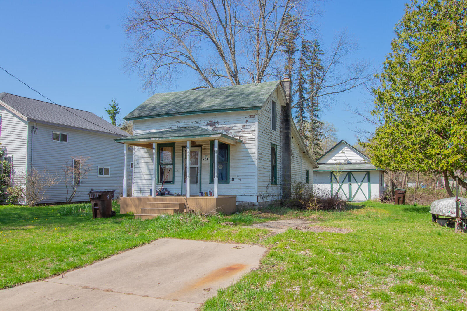 Property Photo:  721 Sherman Street  MI 49307 
